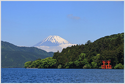 View of Mt Fuji and Hakone Torii on Lake Ashinoko
